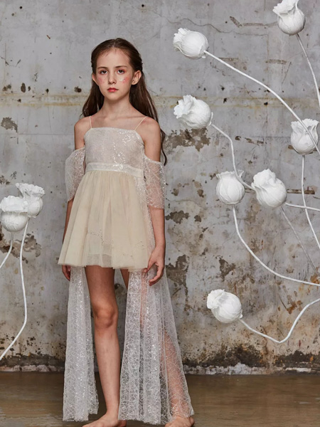 Dorm哆瑞咪童装品牌2019春夏法国Solstiss蕾丝特殊剪裁出舒适而典雅的礼服