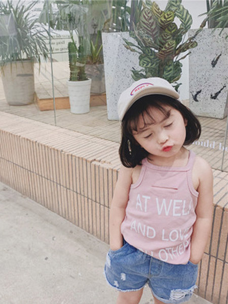 悠鹿童装品牌2019春夏新款韩版个性坑条字母背心吊带衫