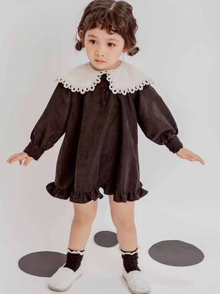 草莓家族童装品牌2019秋季娃娃领连衣裙