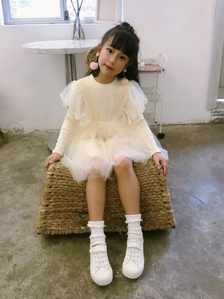 美可儿童装品牌2019秋冬白色公主裙