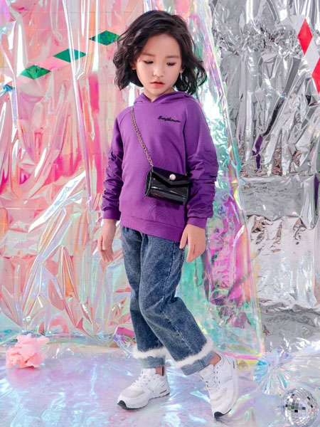 小人物童装品牌2019秋冬紫色卫衣