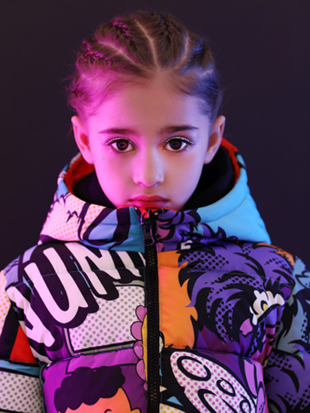 卡儿菲特童装品牌为孩子们勾勒出一个属于童年的时尚“饰”界。