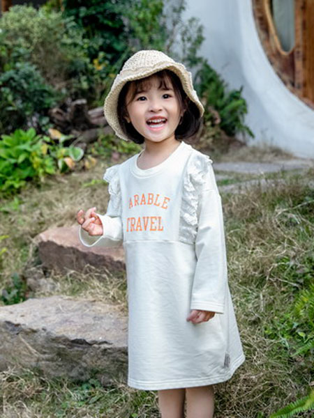 苏格马可童装品牌2020春夏白色字体花纹长裙