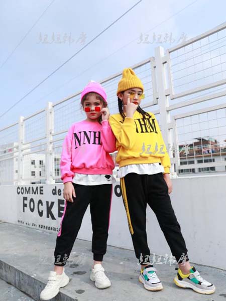 妞妞韩摩NIUNIUHANMO童装品牌2020春夏字母粉色黄色针织衫