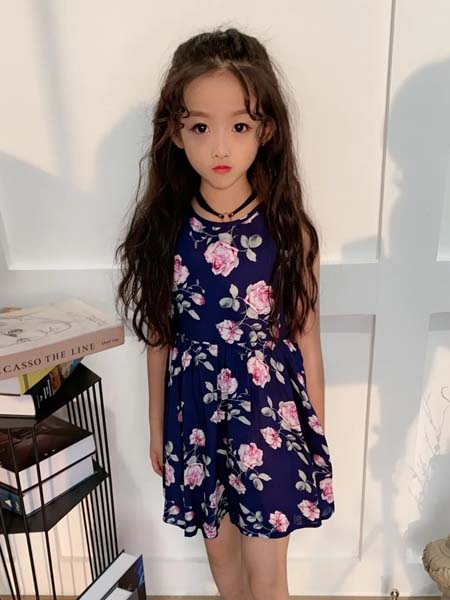 Annica艾尼卡童装品牌2020春夏藏蓝色花朵满图连衣裙