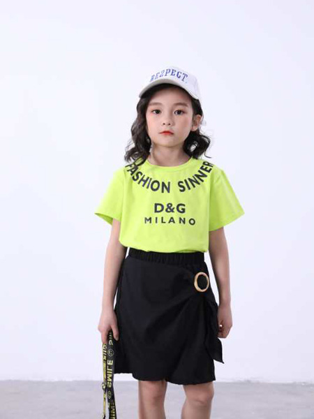 童装品牌2020春夏嫩绿色字母T恤黑色半裙