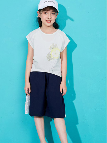 唯思凡童装品牌2020春夏圆领白色T恤菊花图案