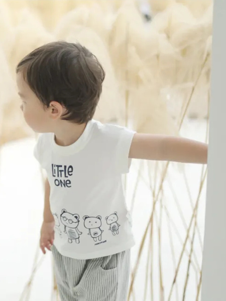 婴姿坊yingzifan童装品牌2020春夏字母白色T恤