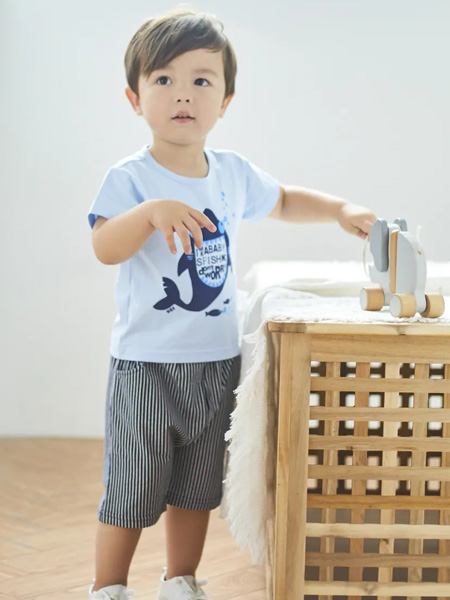 婴姿坊yingzifan童装品牌2020春夏圆领海豚浅蓝T恤