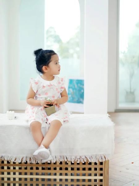 婴姿坊yingzifan童装品牌2020春夏荷叶边白色连衣裙粉色波点
