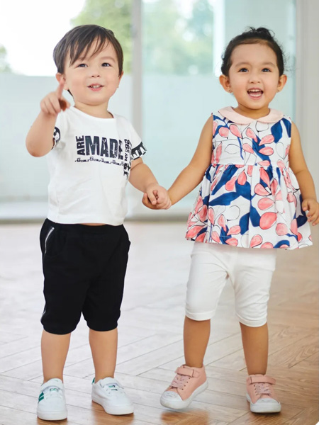 婴姿坊yingzifan童装品牌2020春夏白色字母T恤