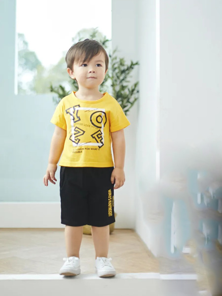 婴姿坊yingzifan童装品牌2020春夏圆领黄色T恤黑色短裤