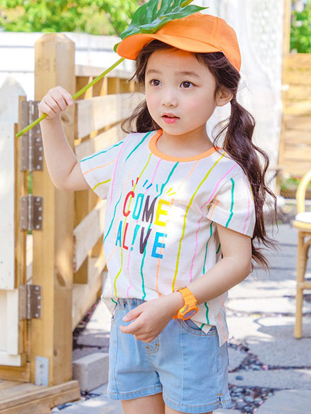 唯心至爱童装品牌2020春夏圆领竖纹米色字母T恤