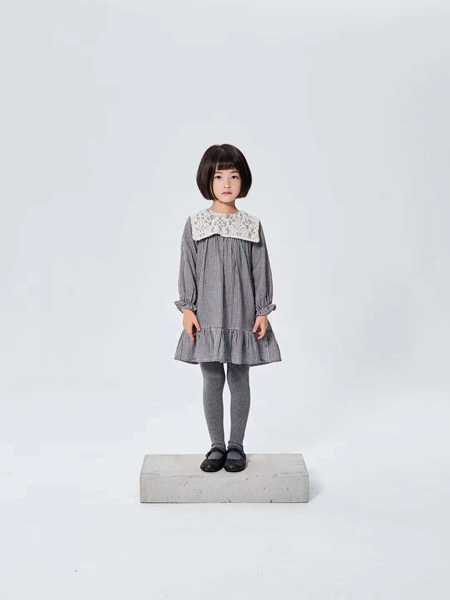贝贝摩登童装品牌2020春夏方领白色灰色连衣裙宽松