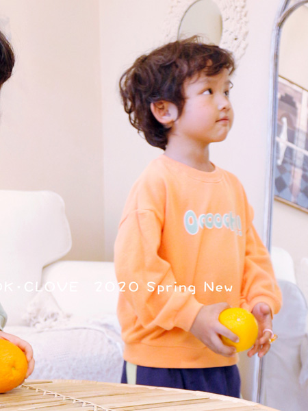 童装品牌2020春字母黄色长袖上衣