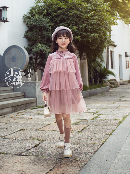 月小满童装品牌2020秋粉色长袖连衣裙