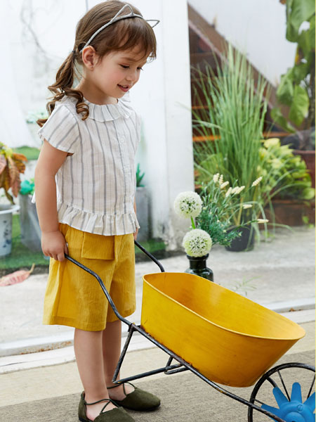 奇宝乐园童装品牌2020春夏竖纹荷叶领上衣黄色短裤