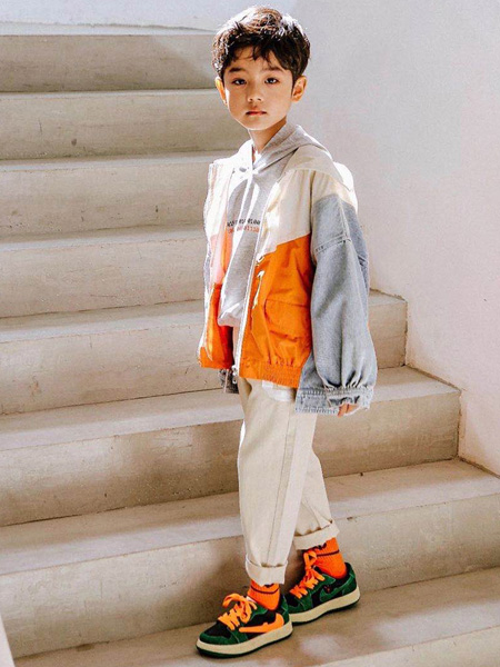 童装品牌2020秋冬橙色白色连帽外套
