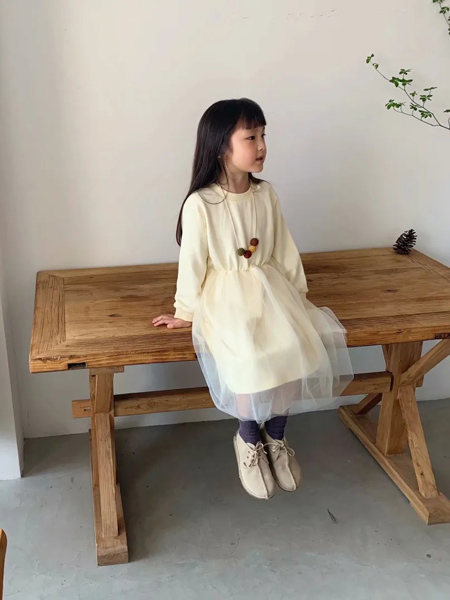 kayoumi卡悠米童装品牌2020秋冬浅黄色连衣裙网纱