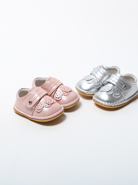 百丽国际童鞋品牌2020春夏粉银两色童鞋