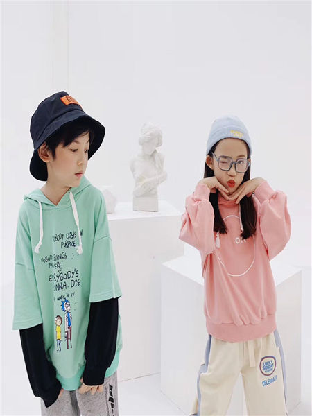 宠来宠趣童装品牌2020秋冬字母纯色假两件卫衣