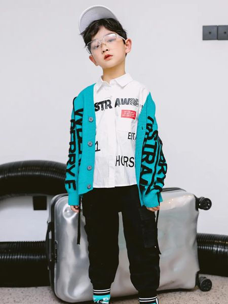 草莓家族童装品牌2020秋冬蓝色字母外套