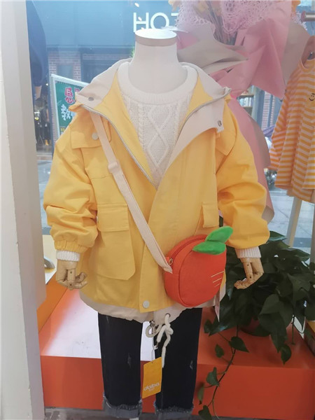 达巴童装品牌2020秋冬黄色个性外套