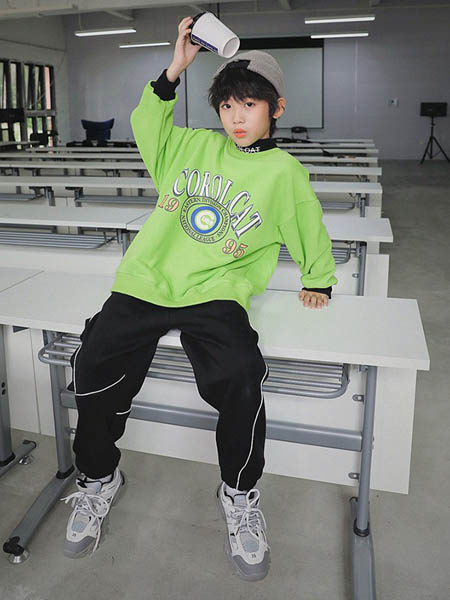 HohTot童装品牌2020秋冬绿色卫衣