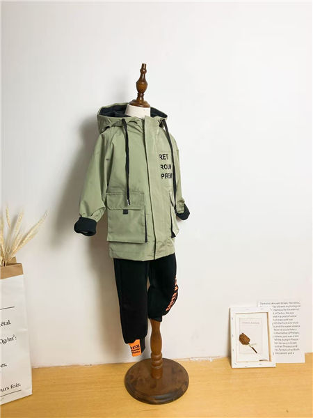 童装品牌2020秋冬绿色字母带帽外套