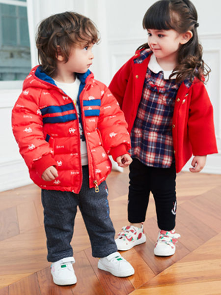 婴姿坊yingzifan童装品牌2020冬季红蓝撞色连帽保暖羽绒服