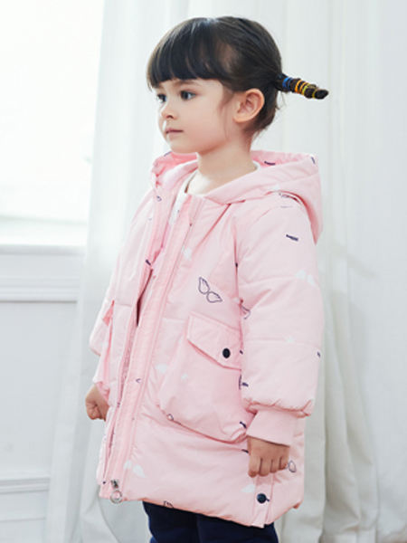 婴姿坊yingzifan童装品牌2020冬季可爱翅膀印花中长款羽绒服
