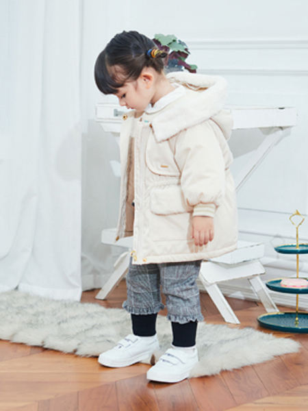 婴姿坊yingzifan童装品牌2020冬季浅色连帽毛领棉服外套