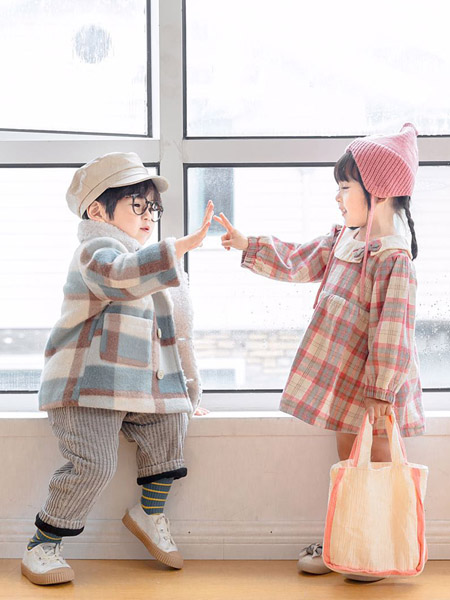 世纪童话童装品牌2020冬季经典格纹文艺复古风毛绒外套