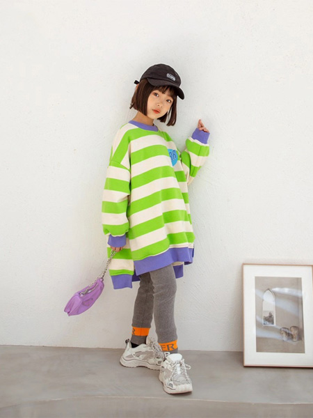 世纪童话童装品牌2020冬季新颖白绿紫配色横条纹中长款卫衣