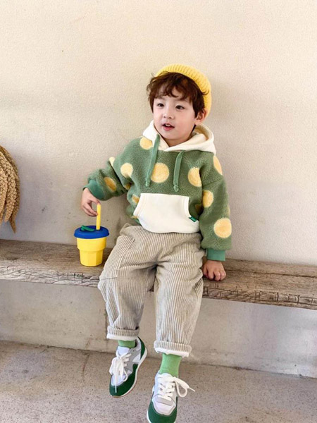 世纪童话童装品牌2020冬季绿色法兰绒圆点连帽卫衣