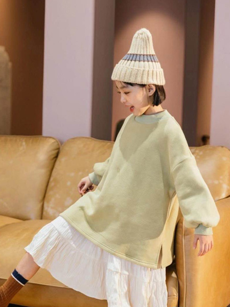 世纪童话童装品牌2020冬季浅绿色圆领灯笼袖卫衣