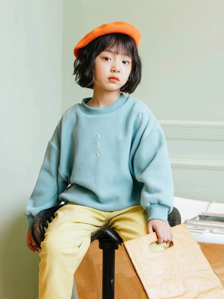 世纪童话童装品牌2020冬季蓝色温柔慵懒风卫衣