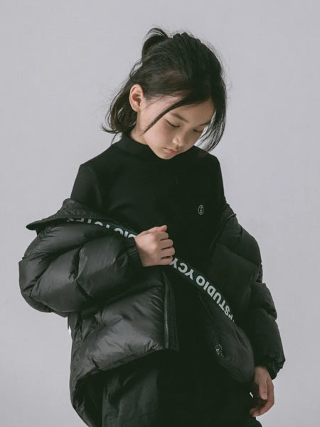 衣城优品童装品牌2020冬季字母黑色羽绒服