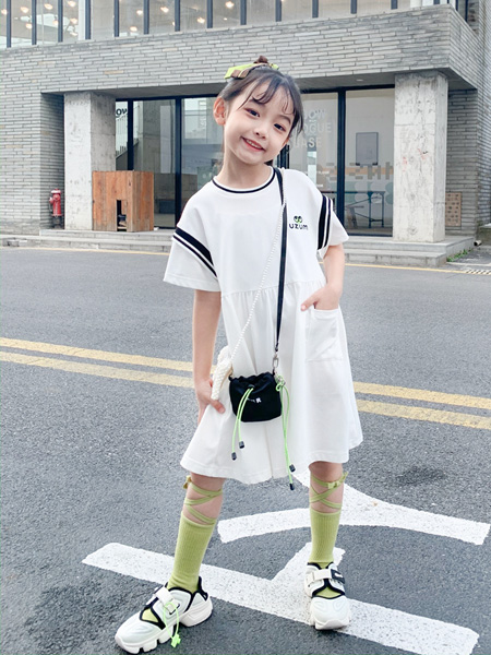 UZUM童装品牌2021春夏运动白色连衣裙