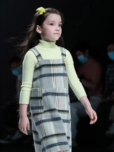  童装品牌2021秋季纹路吊带裙