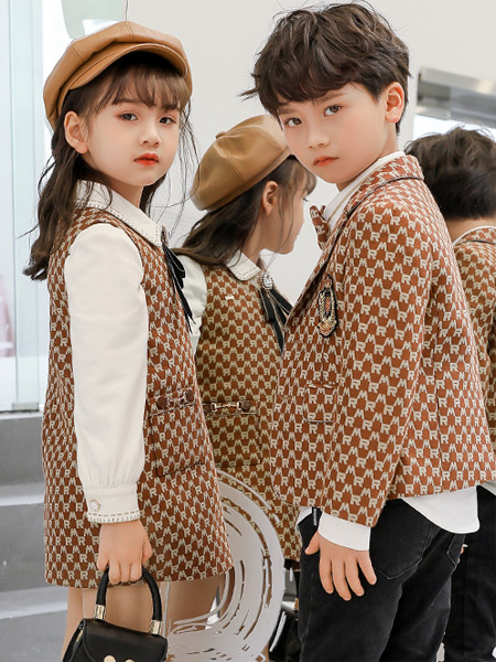 两个小朋友童装品牌2021秋冬学院风徽章刺绣背带裙套装