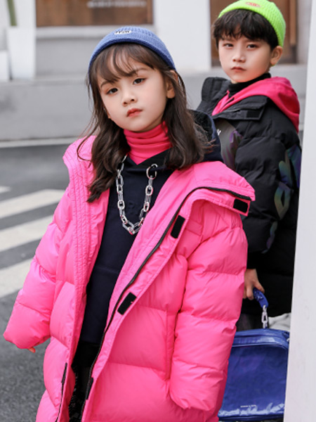 两个小朋友童装品牌2021秋冬粉色长款羽绒服