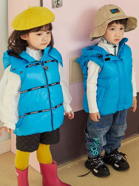 两个小朋友童装品牌2021秋冬字母条纹连帽马甲