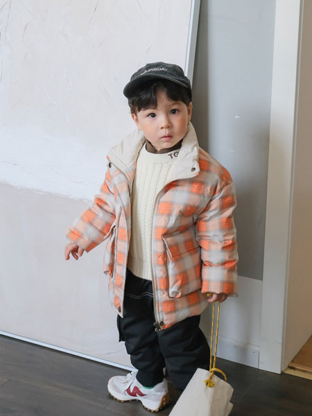 童装品牌2021冬季橘色格纹保暖羽绒外套