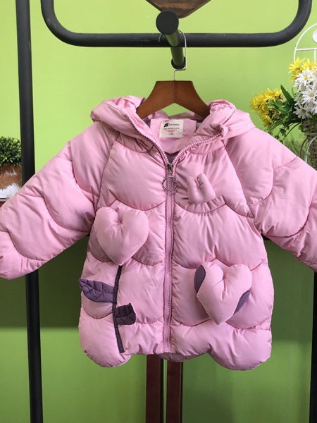 宾果童话童装品牌2021冬季粉色爱心羽绒服