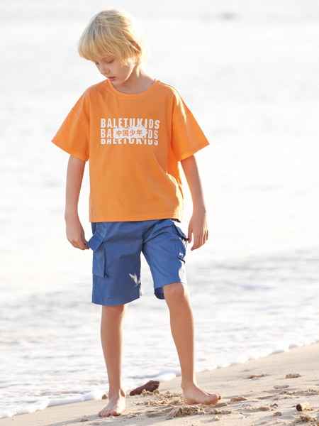 芭乐兔童装品牌2022春夏橙色欧美运动学院复古沙滩潮童宽松潮百搭弹力休闲字母T恤