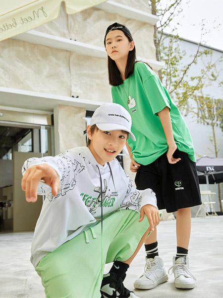 童装品牌2022春夏绿色纯色运动学院复古潮童百搭宽松潮时尚潮流个性印花T恤
