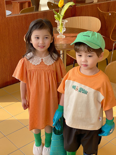 洛小米童装品牌2022夏季橘色公主森系学院复古气质款蕾丝娃娃领宽松T恤连衣裙 