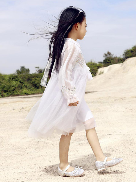 丹尼熊童装品牌2022春夏白色韩版森系公主沙滩复古欧根纱时尚气质款长袖不规则公主裙