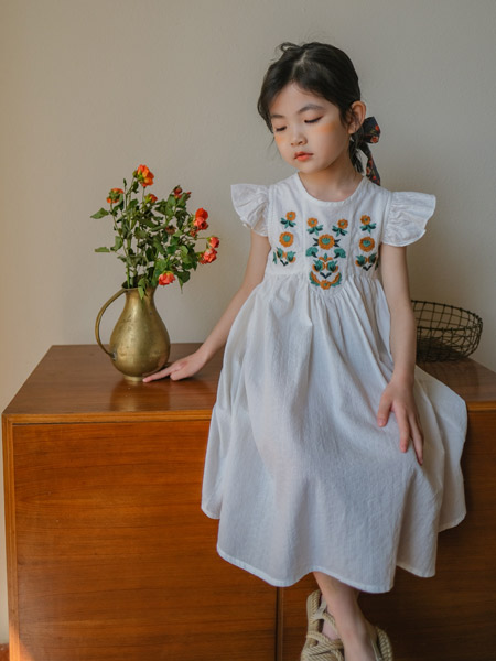 童装品牌2022夏季白色中国风森系学院复古气质款小清新小碎花连衣裙
